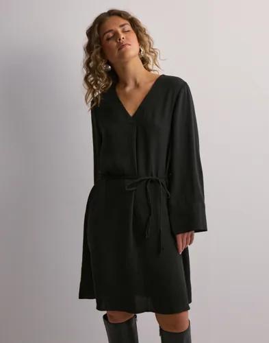 JDY - Svart - Jdydivya 7/8 V-Neck Belt Dress Wvn 