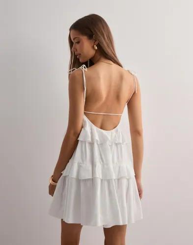 Nelly - Vit - Volume Flounce Dress 