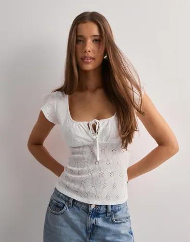 Nelly - Vit - Broderie Anglais Top 