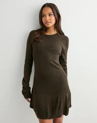 Only - Brun - Onltessie Ls Rib Flared Dress at Kn
