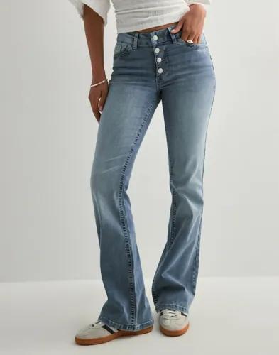 Nelly - Blå - Mid Waist Button Jeans