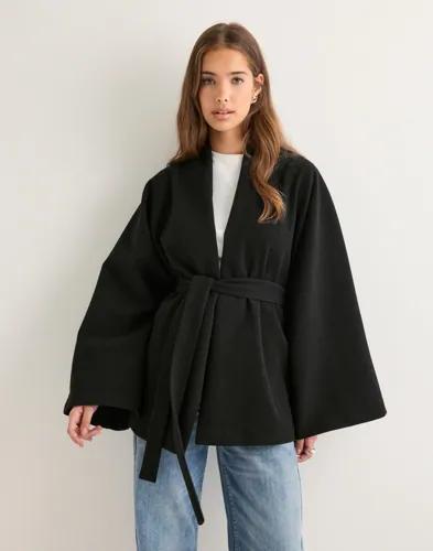 Nelly - Svart - Wide Sleeve Short Coat 