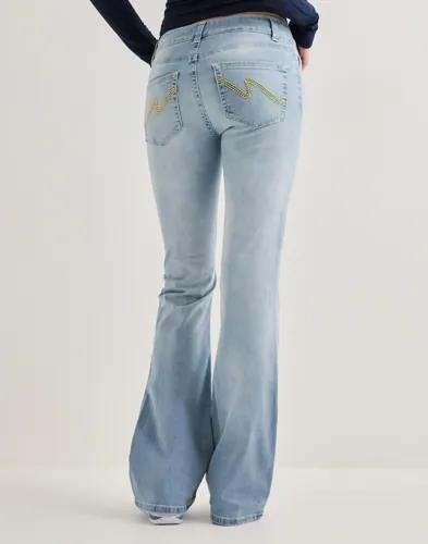 Nelly - Blå - Low Waist Bootcut Stitch Jeans 