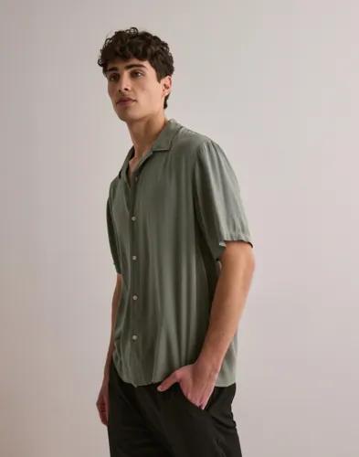 Selected Men Slhrelax-Karlsson Shirt Ss Kortärmade skjortor Grön 