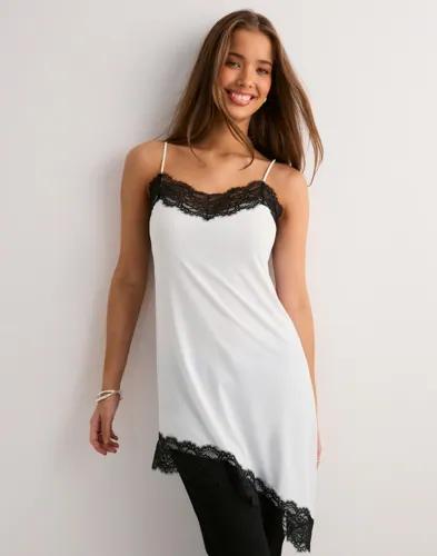 Nelly - Vit - Lace Asymmetric Slip Dress 