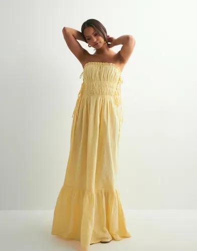 Nelly - Gul - Dreamy Smock Dress 