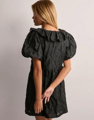 Nelly - Svart - Flouncy Volume Dress 