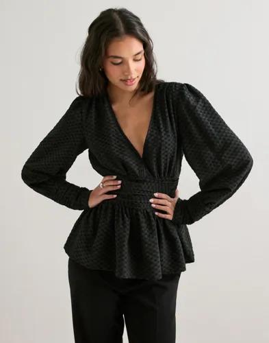 Pieces - Svart - Pcmonika Ls Flounce Top Wvn D2D 