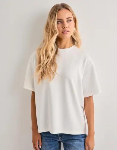 Nelly - Vit - Luxury Oversized Tee 