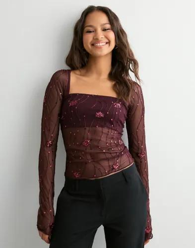 Nelly - Röd - Embellished LS Top