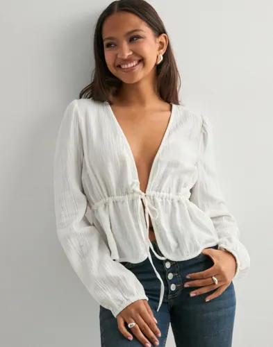 Pieces - Vit - Pcsastina Ls V-Neck Top Wvn Bc 