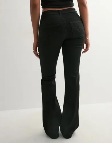 Nelly - Svart - Low Waist Perfect Bootcut Jeans 