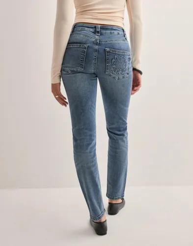 Nelly - Blå - Low Waist Slim Jeans 