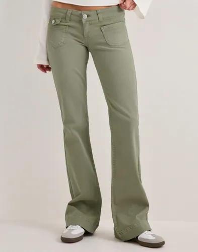 Nelly - Grön - Super Low Heart Pocket Bootcut Jeans