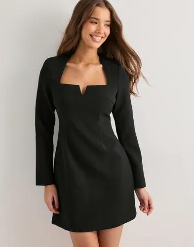 Malina - Svart - Sonja Detailed Neck Mini Dress 