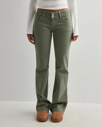 Nelly - Grön - Low Waist Bootcut Stitch Jeans 