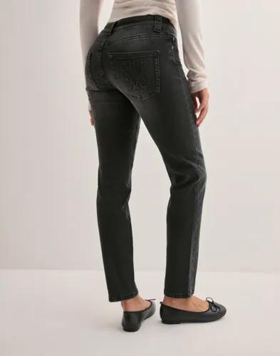 Nelly - Svart - Low Waist Slim Jeans 