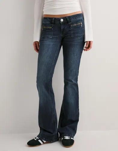 Nelly - Blå - Super Low Zip Pocket Bootcut Jeans 