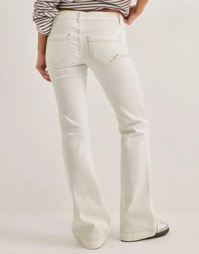Nelly - Vit - Super Low Heart Pocket Bootcut Jeans