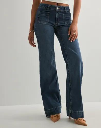 Nelly - Blå - Mid Waist Pocket Jeans