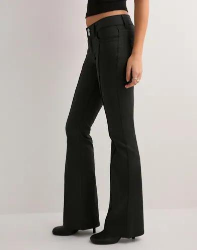 Nelly - Svart - Coated Low Waist Jeans