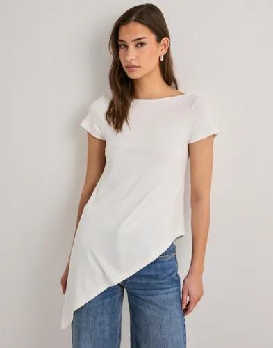 Nelly - Vit - Asymmetric Flowy Tee