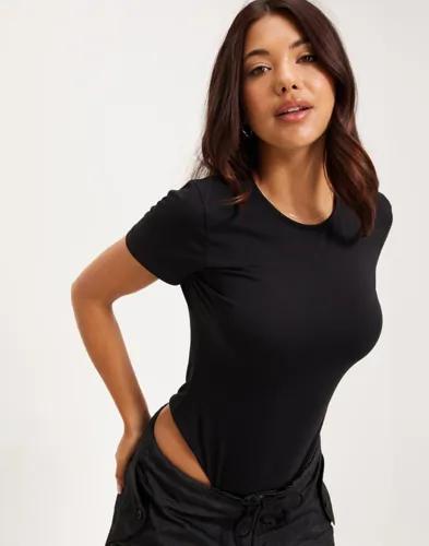 Nelly - Svart - Basic Tee Body 