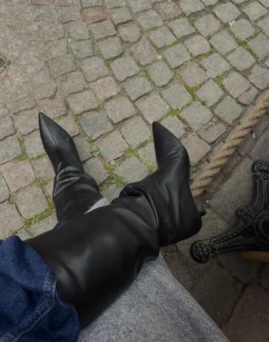 Nelly - Svart - Stiletto Under Knee Boot 