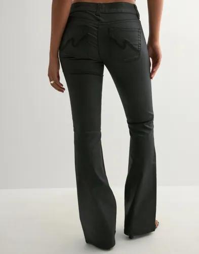Nelly - Svart - Coated Low Waist Stitch Jeans 