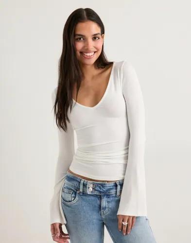 Nelly - Vit - Ultra Soft V Neck LS Top 