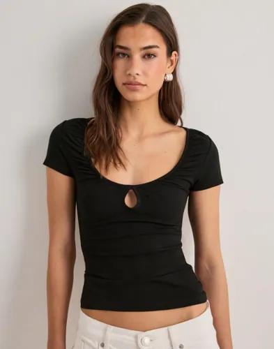 Nelly - Svart - Rouched Keyhole Tee 