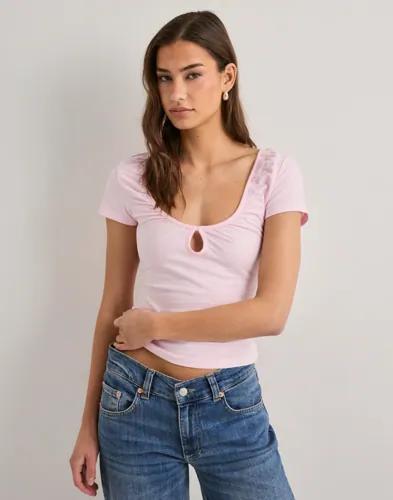 Nelly - Rosa - Rouched Keyhole Tee 