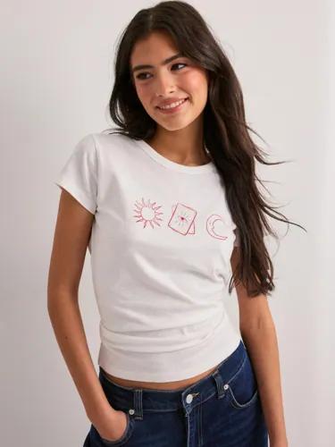 Nelly - Vit - Essential Print Tee 