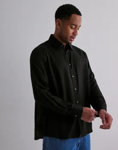 Selected Men Slhrelaxcharlie Satin Ls Shirt Enfärgade skjortor Svart 