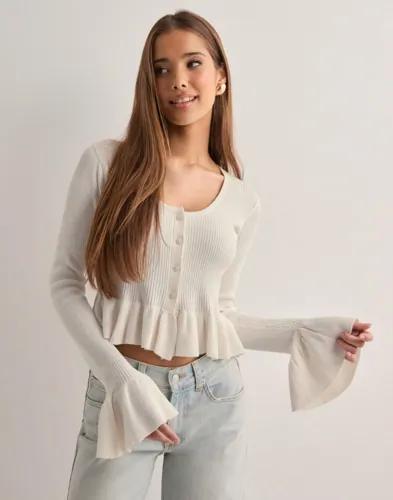 Nelly - Vit - Long Sleeve Flounce Knit Top 