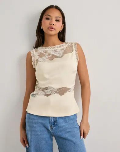 Malina - Vit - Desire Lace Trimmed Cut Out To