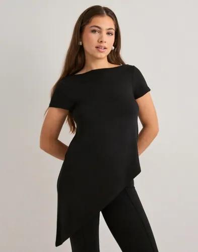 Nelly - Svart - Asymmetric Flowy Tee 