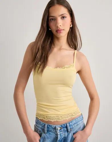 Nelly - Gul - Soft Lace Detail Singlet 