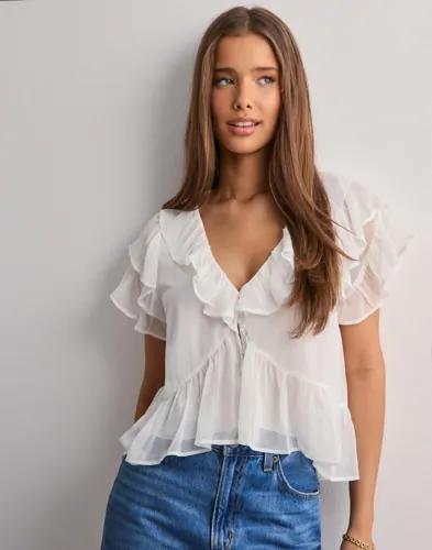 Nelly - Vit - Dreamy Flounce Blouse