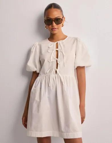 Nelly - Vit - Bow Puff Sleeve Dress 