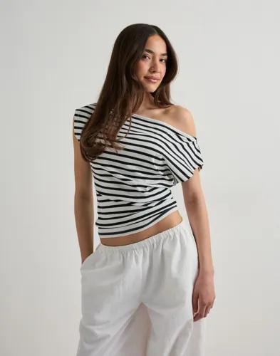 Nelly - Rutigt/Randigt - Stripe Shoulder Top 