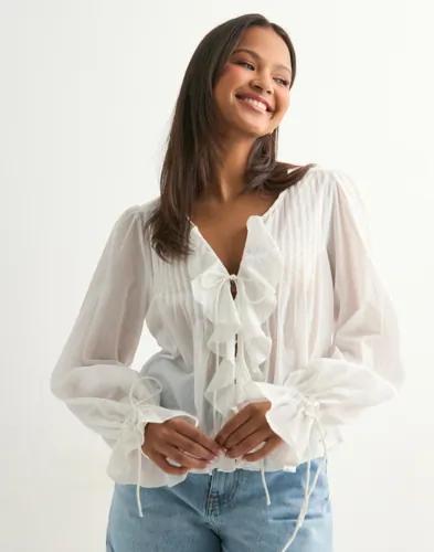 Nelly - Vit - Stunning Flounce Blouse 