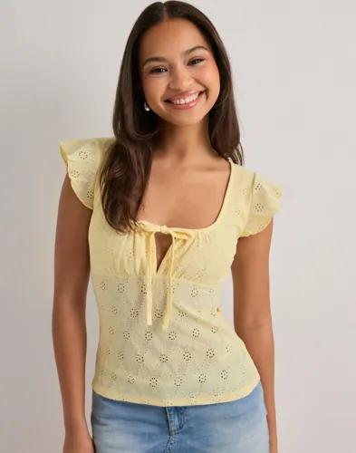 Nelly - Gul - Broderie Anglais Top 