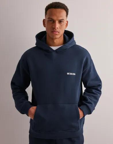 Que Sera Sera Virgil Hoodie Hoodies Blå 