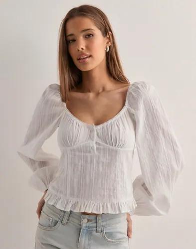 Nelly - Vit - Buttoned Puff Sleeve Blouse 