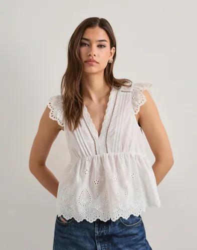 Nelly - Vit - Embroidered Flounce Blouse 