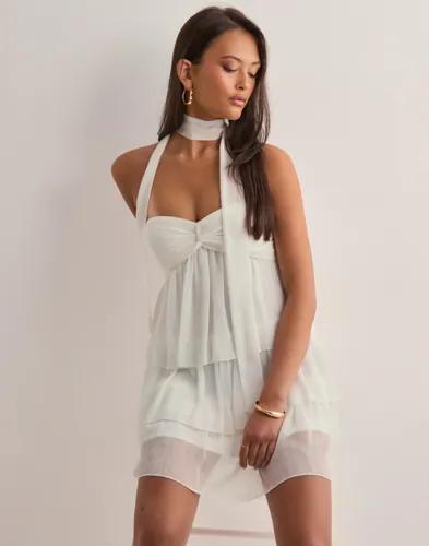 Nelly - Vit - Dreamy Frill Short Dress