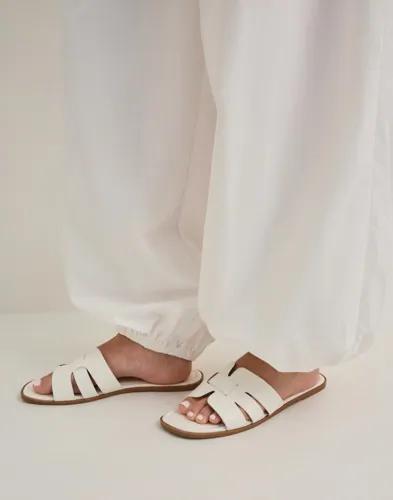 Nelly - - Flat Sandal