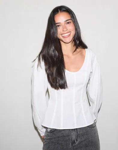 Nelly - Vit - Shaped V-neck Blouse 