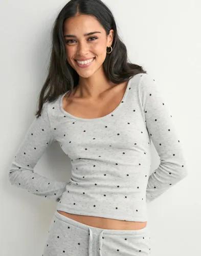 Nelly - Grå - Cute Print LS Top 